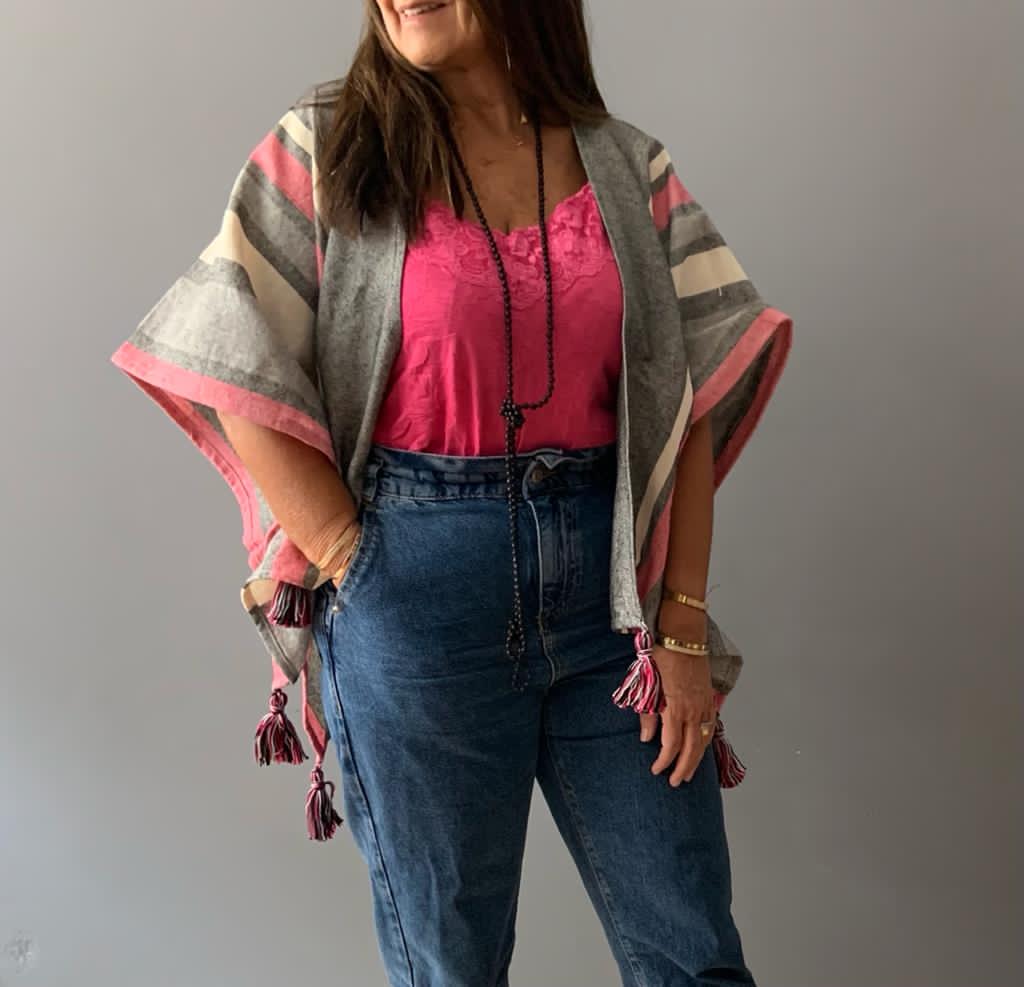 Ruana Corta Zaac Con Pompón