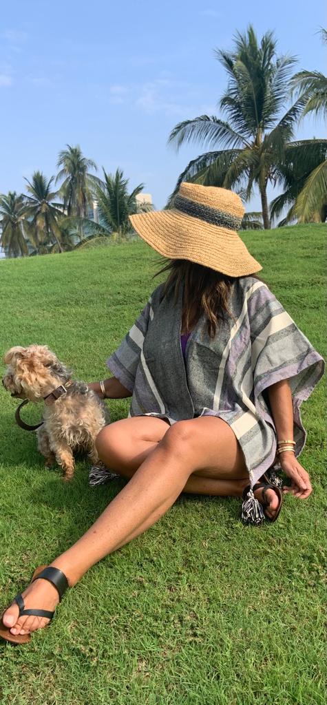 Ruana Corta Zaac Con Pompón