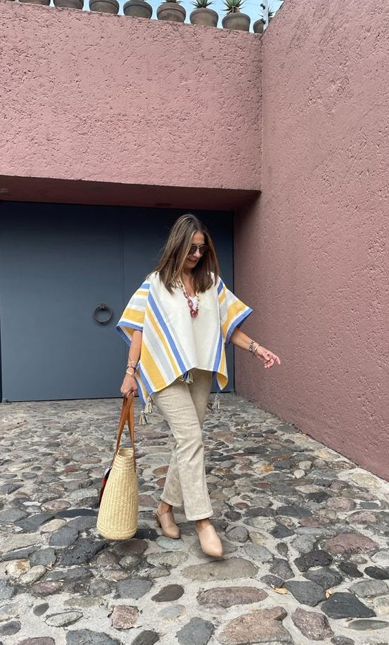 Ruana Corta Zaac Con Pompón