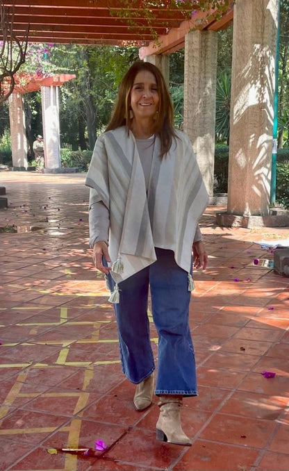 Ruana Corta Zaac Con Pompón