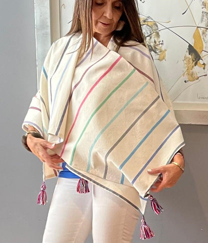 Ruana Corta Zaac Con Pompón